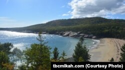 Hugging the rugged coast of Maine, Acadia boasts forested mountains, wide beaches and rocky shorelines.