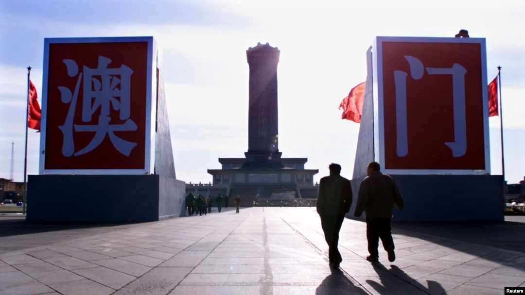 北京天安門廣場上樹起的澳門二字。