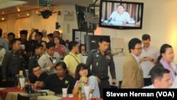 Police officers go inside the Foreign Correspondents Club to deliver letters to human rights panelists, Bangkok, Sept. 2, 2014. (Steve Herman/VOA)