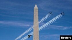 Seekor burung terbang di dekat Monumen Nasional AS,saat pesawat Angkatan Laut AS (Blue Angels) dan Angkatan Udara AS (Thunderbirds) membentuk formasi sebagai penghormatan kepada para petugas medis di tengah pandemi Covid-19, di National Mall Washington DC, 2 Mei 2020.(Foto: dok).