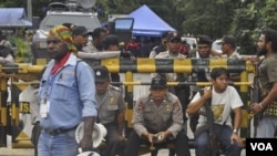 Polisi berjaga-jaga di lokasi PT Freeport-McMoran di daerah Timika, Papua, sementara para buruh Freeport memulai aksi mogok kerja karena menuntut kenaikan upah (foto:dok).