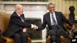 President Barack Obama shakes hands with Tunisian President Beji Caid Essebsi during their meeting in the Oval Office of the White House in Washington, Thursday, May 21, 2015. (AP Photo/Pablo Martinez Monsivais)