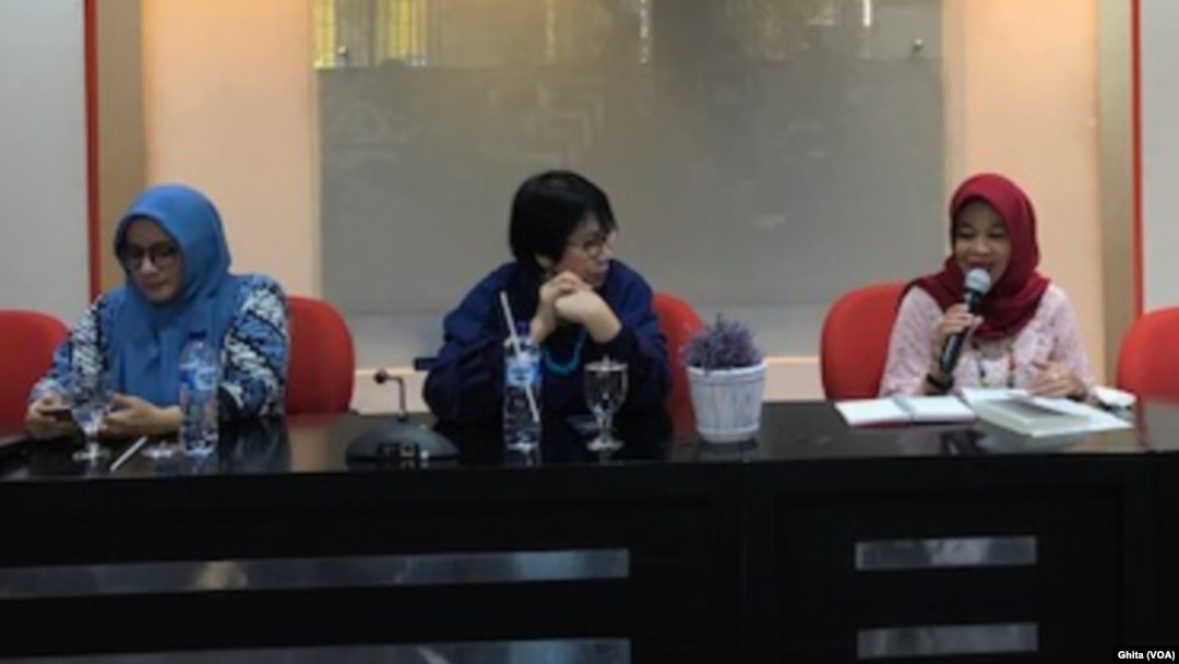 Para pembicara dalam diskusi “Stop Perkawinan Anak” (ki-ka) Nyai Hj. Afwah Mumtazah dari Kongres Ulama Perempuan Indonesia (KUPI), moderator Dr Pinky Wisjnubroto, Guru Besar UIN Syarif Hidayatullah Prof Siti Musdah Mulia, di ruang Soemadipraja & Taher, Fa