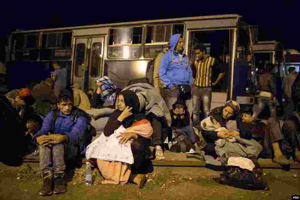 A crowd waiting for the train at Röszke station, September 14, 2015. (Ayesha Tanzeem/VOA)