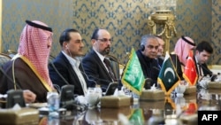 (از چپ به راست) شاهزاده خالد بن سلمان آل سعود، وزیر دفاع عربستان سعودی؛ ژنرال سید عاصم منیر، فرمانده ارتش پاکستان؛ و ابراهیم کالین، رئیس دستگاه اطلاعاتی ترکیه را در جریان دیدارشان با رئیس‌جمهوری، وزیر امور خارجه و دبیر شورای عالی امنیت ملی جمهوری اسلامی (۴ آبان ۱۴۰۵)