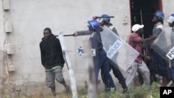 Des policiers armés s'en prennent aux manifestants à Harare, Zimbabwe, le 4 juillet 2016.