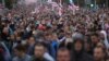 Maskirani pripadnici policije privode demonstranta (Foto: Tut.By via REUTERS)