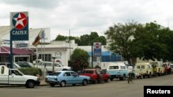 Une file de véhicule devant une station-service à Bulawayo, Zimbabwe, 30 mars 2005. 