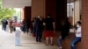 Personas que perdieron sus trabajos esperan en una larga fila para solicitar beneficios por desempleo en Arkansas, el 6 de abril de 2020.