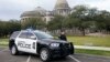 Seorang petugas Polisi Capitol memperingatkan orang yang lewat sebagai tanggapan atas ancaman bom di Mississippi State Capitol di Jackson, 3 Januari 2024. Gedung dikosongkan, halaman dibersihkan dari kendaraan. (Foto: AP/Rogelio V. Solis)