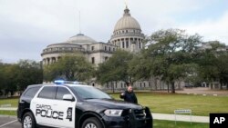 Patrulla acordona alrededores del Capitolio de Mississippi, en Jackson, Mississippi, mientras responden a una amenaza de bomba dentro del edificio, el miércoles 3 de enero de 2024.