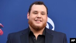 Luke Combs arrives at the 53rd annual Academy of Country Music Awards at the MGM Grand Garden Arena, April 15, 2018, in Las Vegas. 