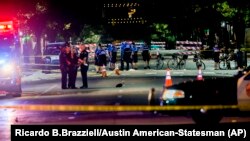 La police dans une rue après que des coups de feu ont retenti dans le centre-ville d'Austin, au Texas, dimanche 31 juillet 2016.