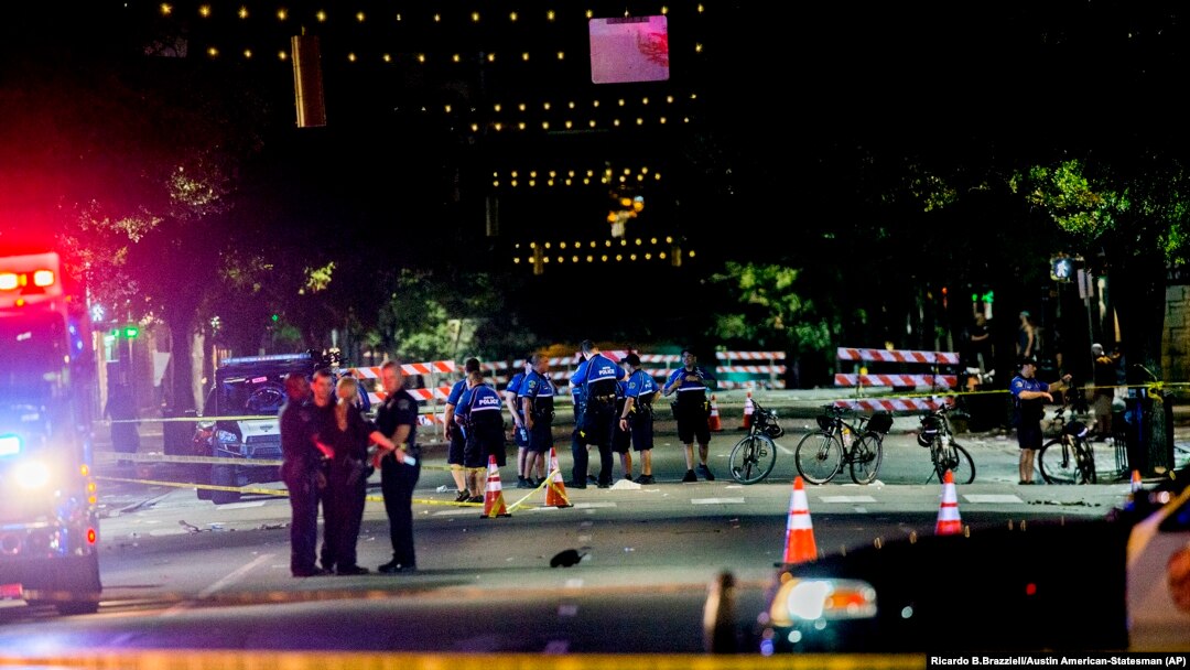 Polisi bekerja di tempat kejadian setelah suara tembakan terdengar di pusat kota Austin, Texas, pada 31 Juli 2016. (Foto: AP/Ricardo B.Brazziell/Austin American-Statesman)