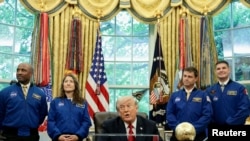 도널드 트럼프 미국 대통령이 워싱턴 백악관 집무실에서 ‘아르테미스 2호’ 우주비행사들을 접견하고 있다.