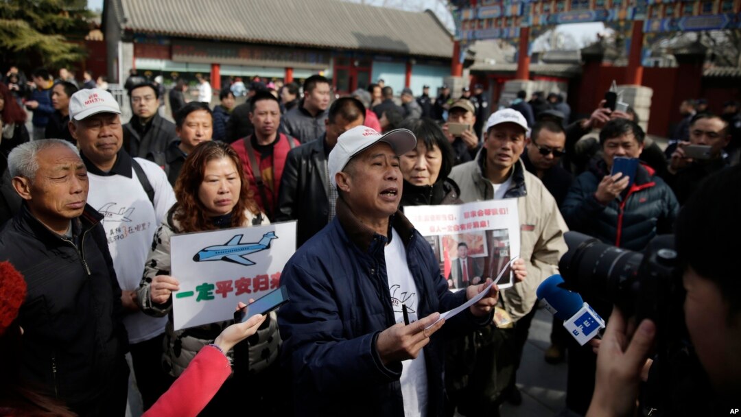 Para keluarga korban pesawat Malaysia Airlines MH370 berkumpul di kuil Yonghegong Lama di Beijing pada peringatan dua tahun hilangnya pesawat MH370, 8 Maret lalu (foto: dok).