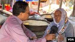 Khadar Cakulle, oo wareysanaya hooyo ka mid ah dumarka ku ganacsada Suuqa Idaacadda.