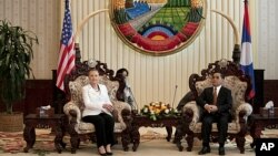 La secretaria de Estado Hillary Clinton y el primer ministro de Laos, Thongsing Thammavong, se reunen en Vientián, Laos.