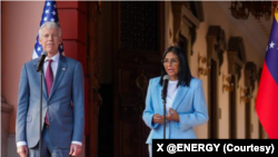 کریس رایت (چپ) وزیر انرژی آمریکا در سفر به ونزوئلا با دلسی رودریگز رئيس جمهوری موقت ونزوئلا دیدار کرد و این سفر را تاریخی نامید. 