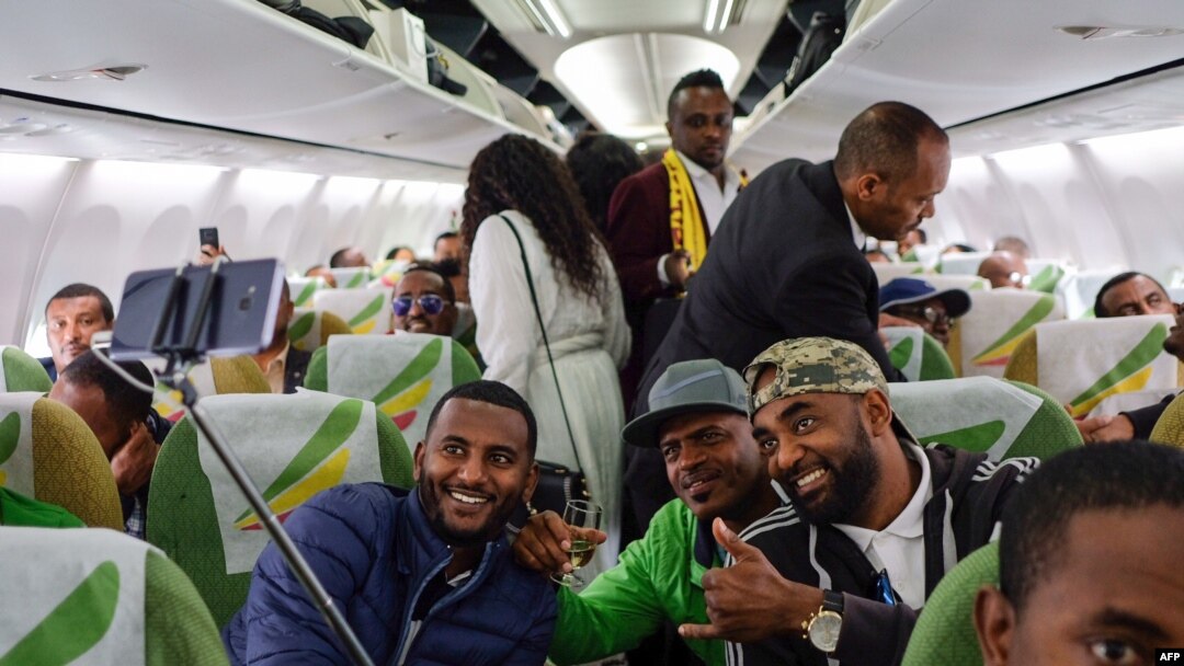 Para penumpang berpose selfie di dalam penerbangan maskapai Ethiopian Airlines dari Bandara Internasional The Bole di Addis Ababa, Ethiopia, menuju ibukota Eritrea, Asmara, 18 Juli 2018. 