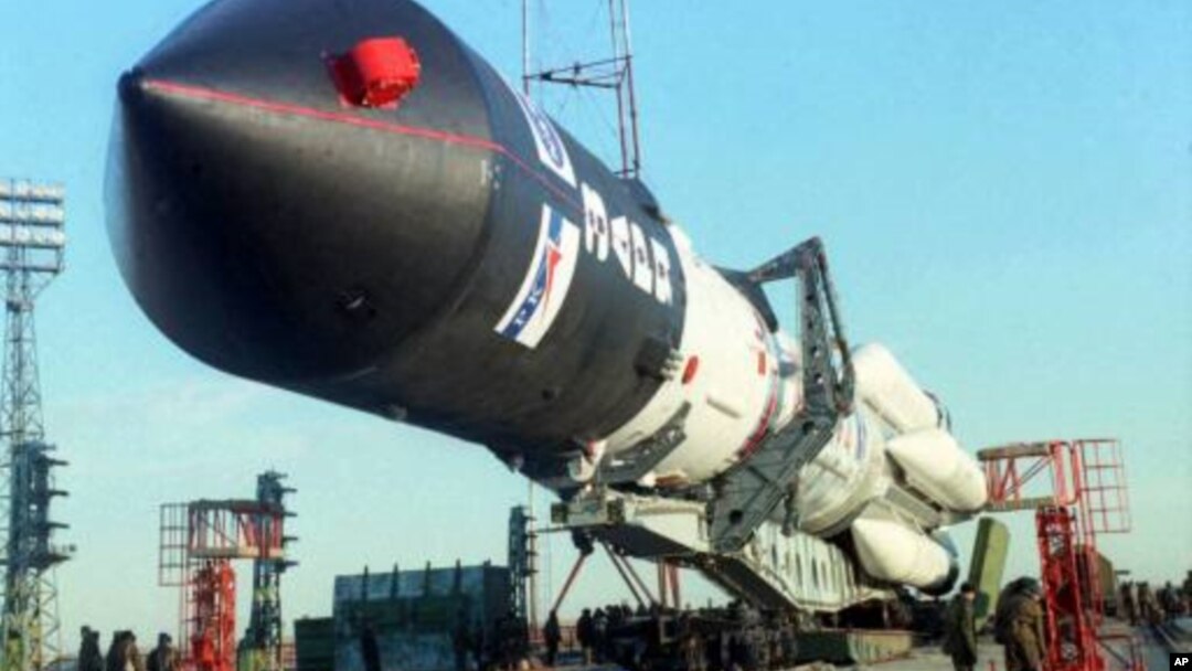 Российская ракета «Протон» устанавливается на стартовой позиции (архивное фото)