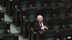 Pemimpin partai berkuasa konservatif, Law and Justice, Jaroslaw Kaczynski, dalam sesi parlementer di Warsawa, Polandia, 3 April 2020. (Foto: dok).