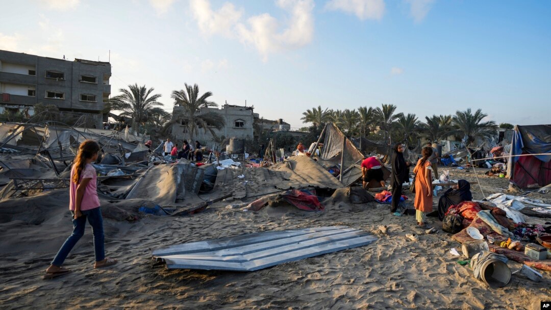 Los palestinos observan la destrucción después de un ataque aéreo israelí contra un campamento de tiendas de campaña abarrotado que alberga a palestinos desplazados por la guerra en Muwasi, Franja de Gaza, el martes 10 de septiembre de 2024. 