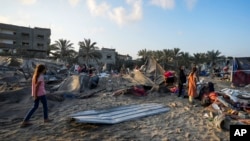 Los palestinos observan la destrucción después de un ataque aéreo israelí contra un campamento de tiendas de campaña abarrotado que alberga a palestinos desplazados por la guerra en Muwasi, Franja de Gaza, el martes 10 de septiembre de 2024. 