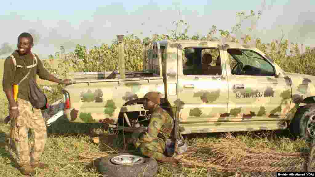 Dakarun Sojojin Najeriya Suna Canja Tayar Motarsu Bayan Da Suka&nbsp;Fatattaki &#39;Yan Boko Haram Daga Kauyen Chikun Gudu A Arewacin Jihar&nbsp;Borno