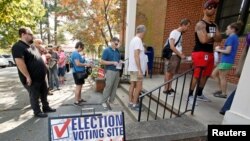 Warga antre untuk memberikan suaranya lebih awal dalam pemilihan presiden AS 2016 di tempat pemungutan suara di Carrboro, North Carolina (20/10). (Reuters/Jonathan Drake)