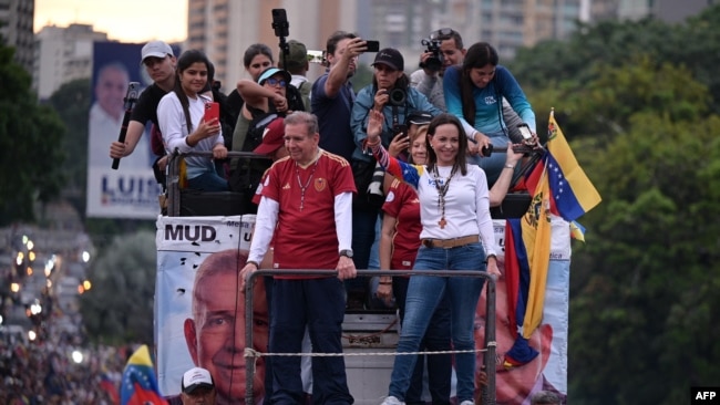 El candidato presidencial venezolano Edmundo González y la líder opositora María Corina Machado asisten a un mitin de campaña en Caracas el 4 de julio de 2024.