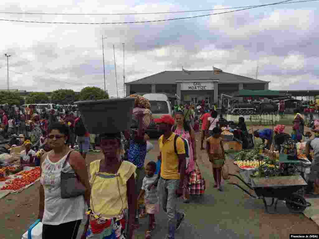 Passageiros chegando à estação dos Caminhos de Ferro de Moçambique em Moatize