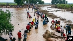 Les problèmes ont commencé lorsque le gouvernement du comté a offert des terres pour accueillir des personnes déplacées par les crues du Tana, le plus long fleuve du Kenya.