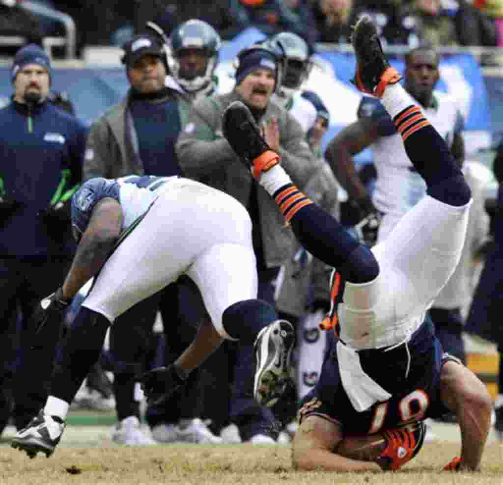 Kellen Davis,derecha (Chicago Bears), es derribado por David Hawthorne de los Seattle Seahawks.