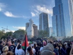 社交媒体视频截图显示抗议者包围了芝加哥市格兰特公园的哥伦布像。(2020年7月24日)