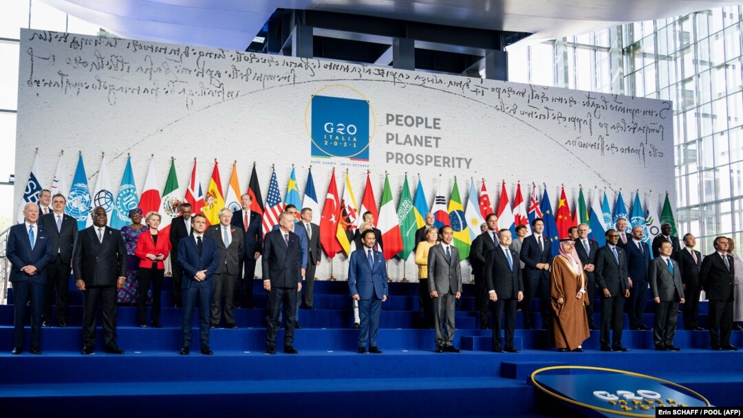 Para pemimpin negara G20 berfoto bersama di "La Nuvola" di distrik EUR di Roma, Italia, Sabtu, 30 Oktober 2021. (Foto: Erin SCHAFF / POOL / AFP)