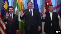 Menlu AS Mike Pompeo (tengah) bersama Menlu Vietnam Pham Binh Minh (kiri) dan Menlu Malaysia Saifuddin Abdullah di Singapura, Jumat (3/8). 