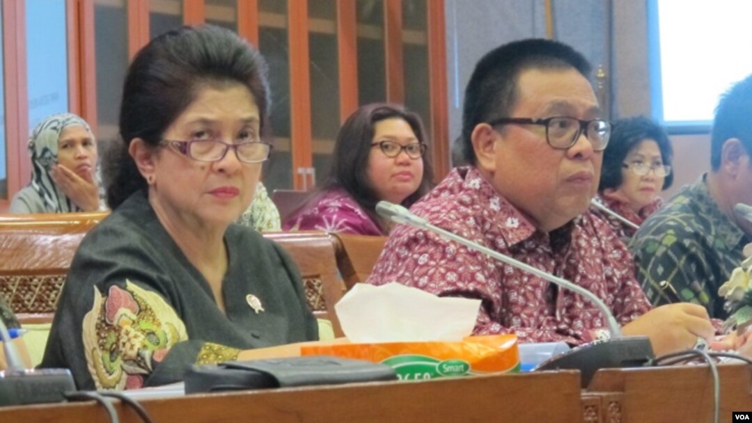 Menteri Kesehatan Nila Moeloek (kiri) dalam rapat kerja dengan Komisi IX DPR tentang vaksin palsu Senin (27/6) di gedung parlemen. (VOA/Fathiyah Wardah)