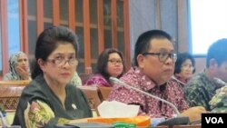 Menteri Kesehatan Nila Moeloek (kiri) dalam rapat kerja dengan Komisi IX DPR tentang vaksin palsu Senin (27/6) di gedung parlemen. (VOA/Fathiyah Wardah)