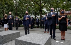 El candidato presidencial demócrata Joe Biden y su esposa Jill, el ex alcalde de la ciudad de Nueva York Michael Bloomberg, el vicepresidente de los Estados Unidos Mike Pence y su esposa Karen, en el 911 Memorial & Museum en Nueva York.