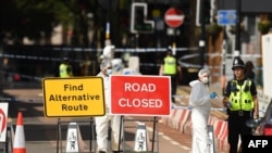 Petugas forensik kepolisian Inggris mengumpulkan bukti-bukti di Hurst Street, pusat kota Birmingham, Inggris tengah, yang dijaga ketat oleh pihak berwenang, menyusul insiden penikaman besar-besaran di lokasi tersebut, 6 September 2020
