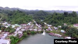 Lanskap desa Balayon di kecamatan Liang, Banggai Kepulauan, Sulawesi Tengah, Indonesia dengan latar hutan pegunungan di ekosistem karst. (Foto: Ichonk/Perkumpulan Salanggar)