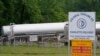 Truk tanker diparkir di dekat pintu masuk Colonial Pipeline Company Rabu, 12 Mei 2021, di Charlotte, AS. (Foto: AP/Chris Carlson)