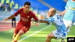 L'attaquant néerlandais de l'AS Rome Justin Kluivert (à gauche) devance le milieu de terrain italien du SPAL Filippo Costa lors du match de football italien de Serie A AS Roma contre SPAL 2013 au stade olympique de Rome, le 20 octobre 2018.