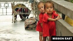 황해남도 해주 보육원의 아이들. 심각한 영양실조를 겪고 있다.