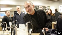 Almarhum Steve Jobs saat pembukaan toko Apple di New York. (Foto: AP)