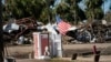 Sebuah bendera Amerika berkibar di tengah kehancuran kawasan permukiman akibat Badai Helene, di kota Jena, Florida, Minggu, 29 September 2024.