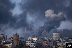 Asap mengepul pasca serangan udara Israel di Kota Gaza, Rabu, 11 Oktober 2023. (Foto: AP)