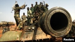 Soldats soudanais célébrant la libération de Heglig, le 23 avril 2012 