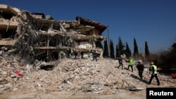 土耳其地震后的搜救幸存者工作继续。（2023年2月14日）
